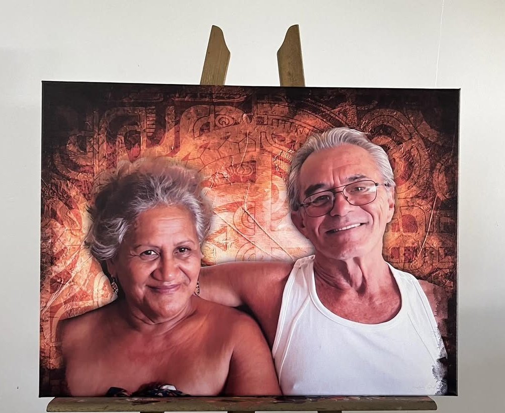 Portrait digital d'un couple sur fond polynésien, imprimé sur toile et posé sur un chevalet